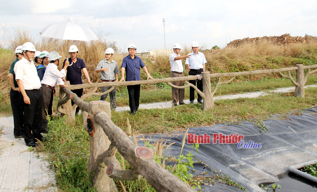  Phó chủ tịch UBND tỉnh Huỳnh Anh Minh cùng đoàn công tác tỉnh Quảng Trị thăm hệ thống xử lý môi trường tại Công ty cổ phần gỗ MDF VRG Dongwha