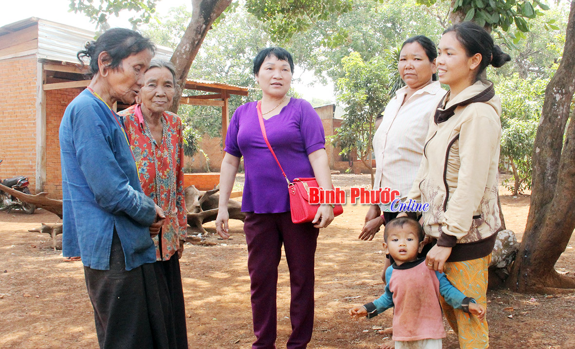 Bà Lê Thị Thúy (giữa) đi tuyên truyền vận động đồng bào DTTS