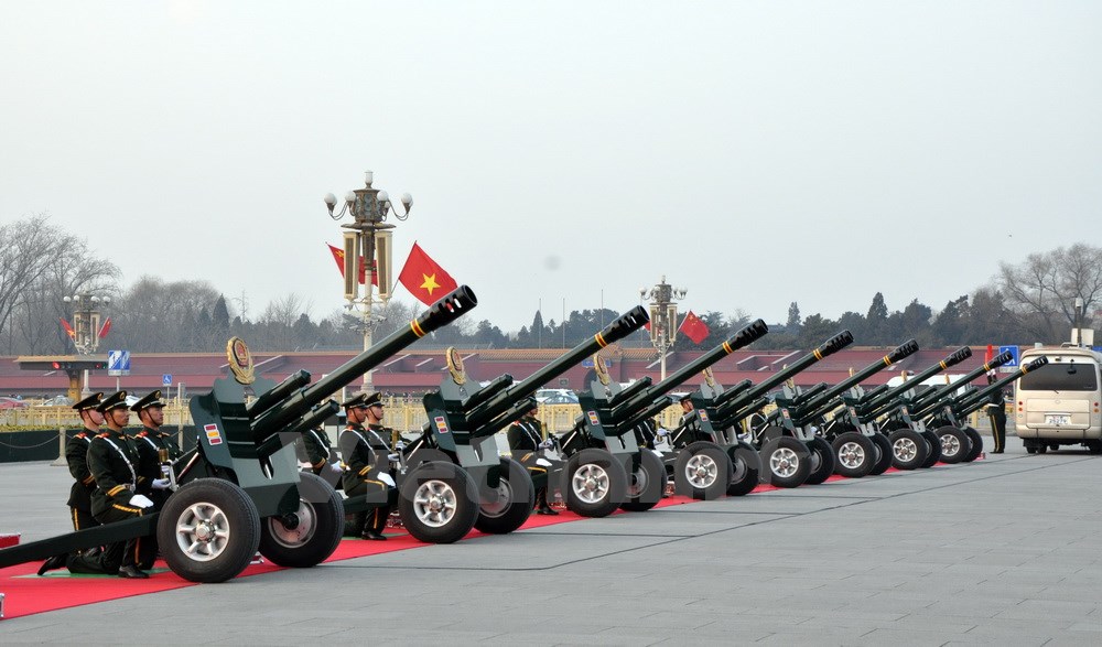 Chỉ huy bắn chuẩn bị phất cờ, đại b&aacute;c sắp nhả đạn. (Ảnh: Vĩnh H&agrave;/Vietnam+)