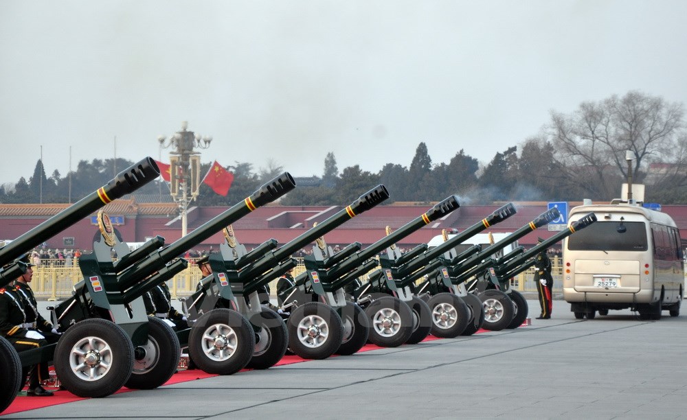 Đạn ph&aacute;o vừa được bắn ch&agrave;o mừng chuyến thăm ch&iacute;nh thức Trung Quốc của Tổng B&iacute; thư Nguyễn Ph&uacute; Trọng. (Ảnh: Vĩnh H&agrave;/Vietnam+)