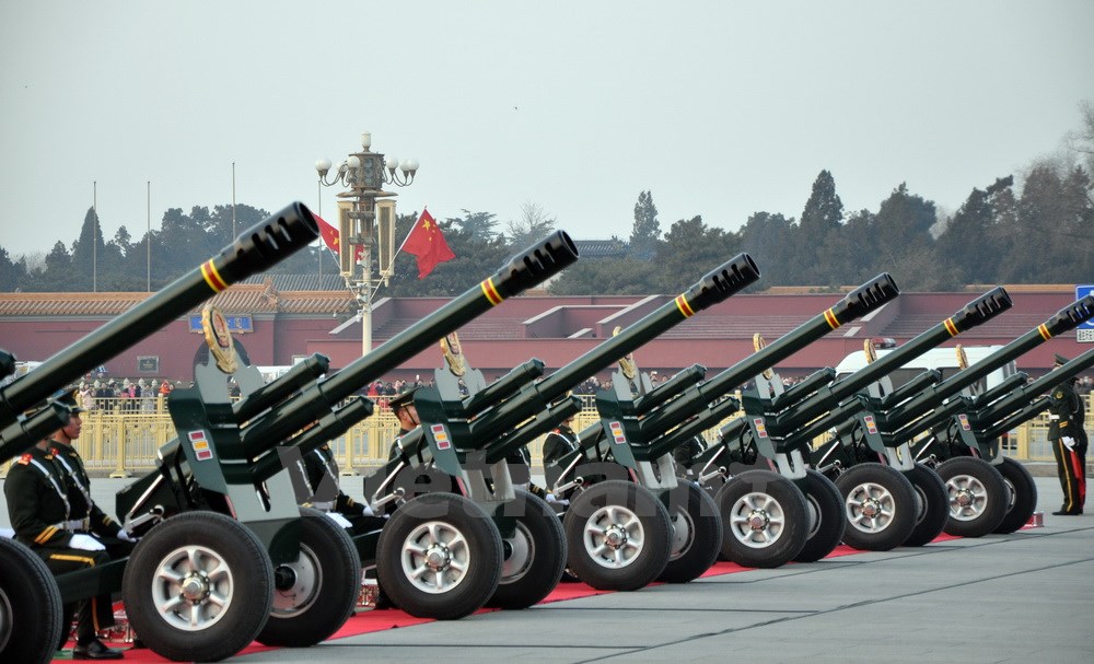 Khẩu đội ph&aacute;o vừa thực hiện nghi lễ ch&agrave;o mừng chuyến thăm ch&iacute;nh thức Trung Quốc của Tổng B&iacute; thư Nguyễn Ph&uacute; Trọng. (Ảnh: Vĩnh H&agrave;/Vietnam+)