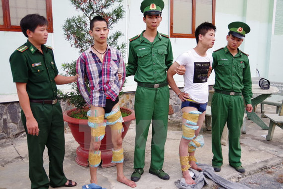Hai đối tượng Nguyễn Tùng Ánh và Phạm Văn Thuận cùng tang vật bị bắt giữ tại Đồn Biên phòng cửa khẩu quốc tế Mộc Bài. (Ảnh:TTXVN)