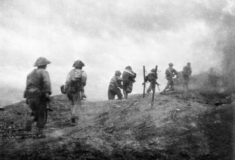 Nhin lai Chien thang Dien Bien Phu qua nhung buc anh - Anh 6