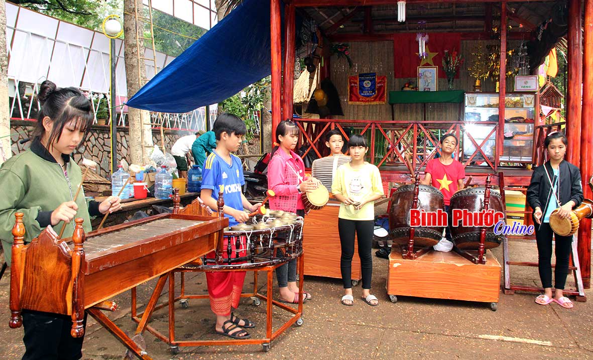 Học sinh Trường phổ thông Dân tộc nội trú THCS Lộc Ninh biểu diễn dàn nhác ngũ âm