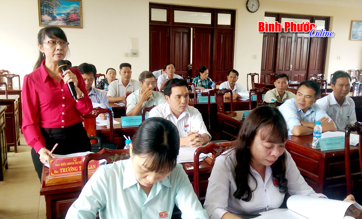 Đại biểu Trương Thị Lan chất vấn về vấn đề th&aacute;i độ ứng xử của nh&acirc;n vi&ecirc;n y tế đối với bệnh nh&acirc;n