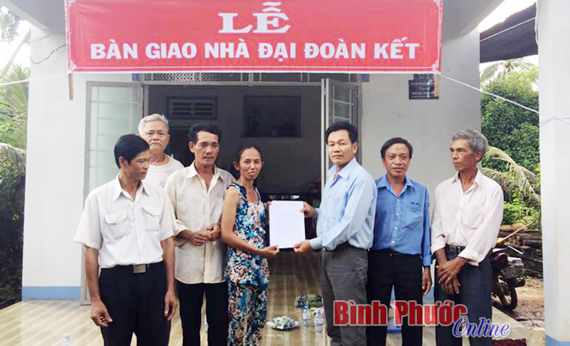 Bàn giao nhà đại đoàn kết cho hộ bà Lê Thị Mỹ Nhung