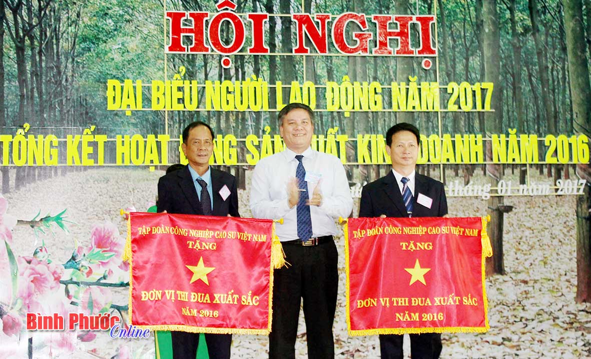 Chủ tịch Hội đồng thành viên VRG Võ Sỹ Lực tặng cờ đơn vị thi đua xuất sắc năm 2016 cho Công ty cao su Lộc Ninh
