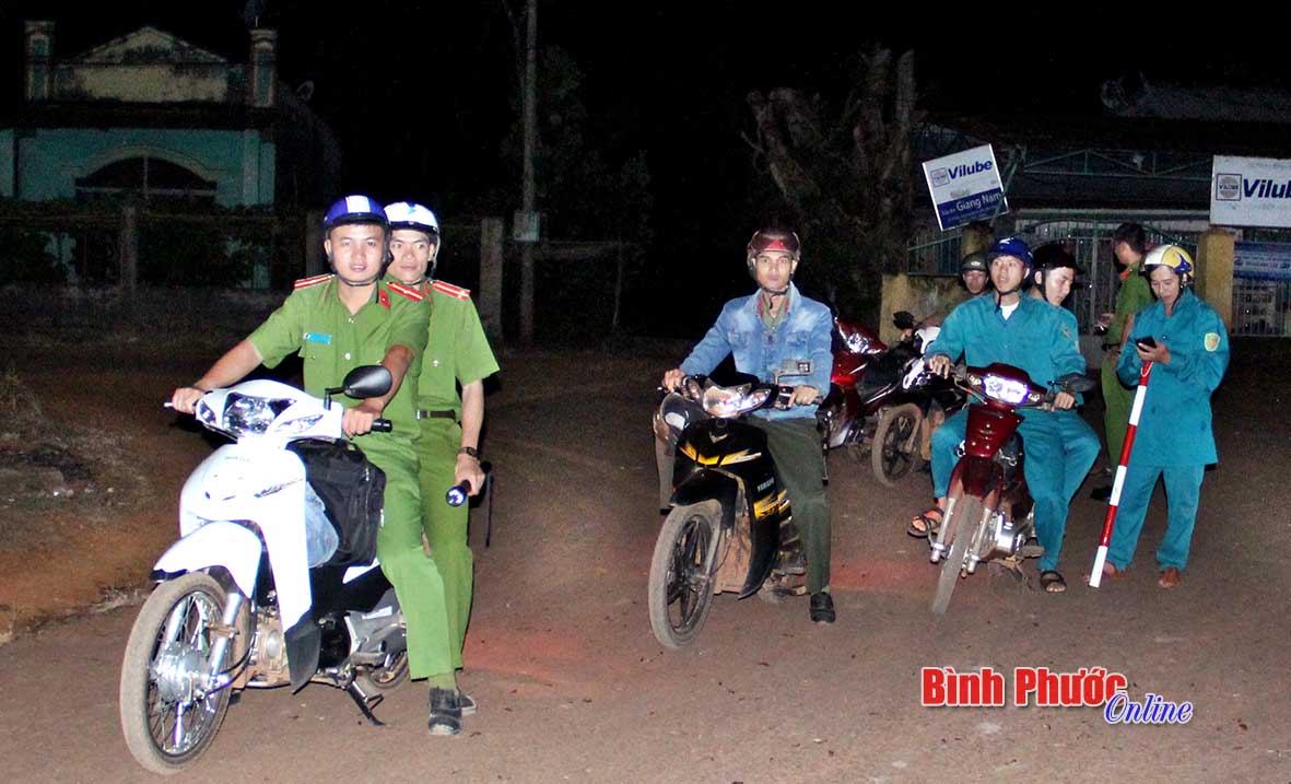 Tổ chuyển hóa địa bàn Công an huyện Phú Riềng tuần tra ban đêm phòng ngừa tội phạm