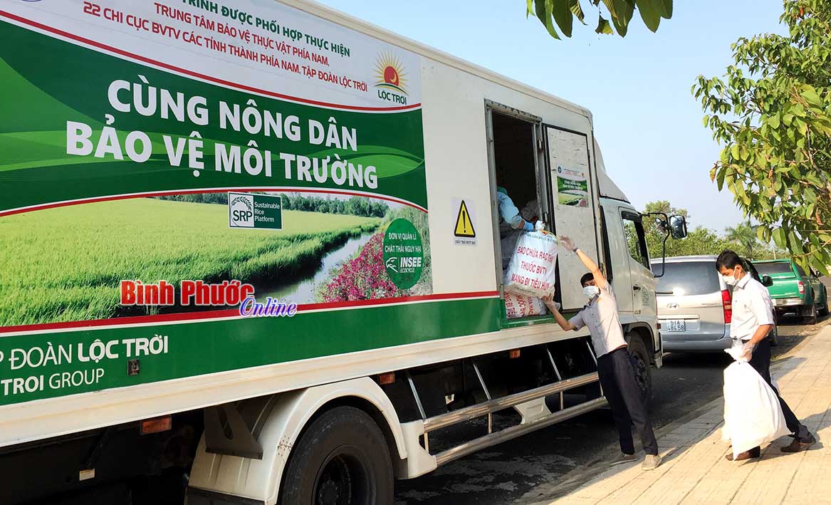 Rác thải trong sản xuất nông nghiệp thu gom được đưa lên xe chuyên dụng chở đi tiêu hủy