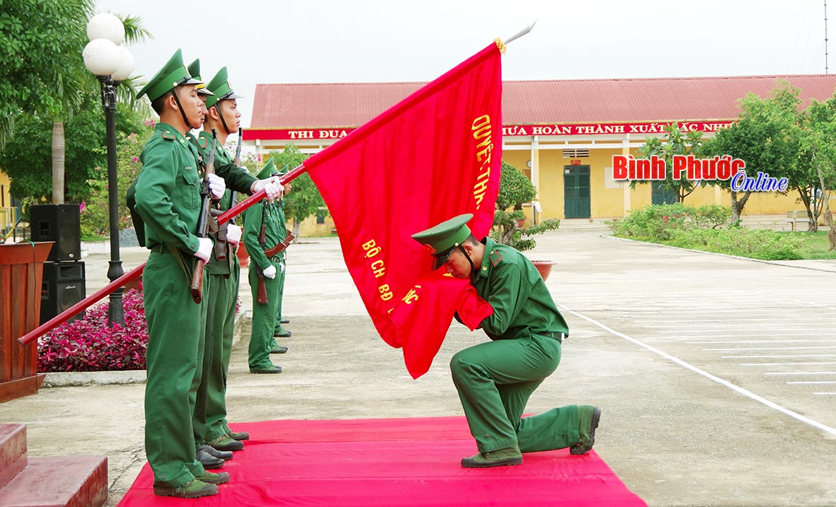Binh nhì Nguyễn Việt Hùng, Tiểu đội 20,Trung đội 7, Đại đội Cơ động tuyên thệ trước Quân kỳ quyết thắng