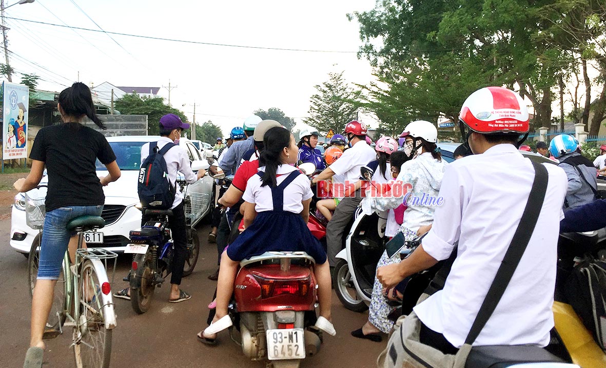 Cổng Trường tiểu học Tân Phú vào giờ tan trường