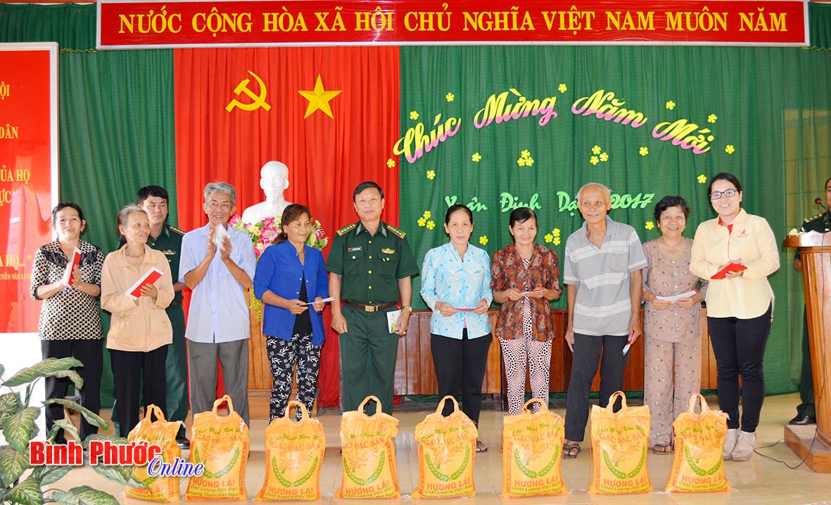 Đại tá Nguyễn Văn Phương, Chính ủy BĐBP tỉnh tặng quà tết cho gia đình chính sách ở xã Lộc Thiện, huyện Lộc Ninh