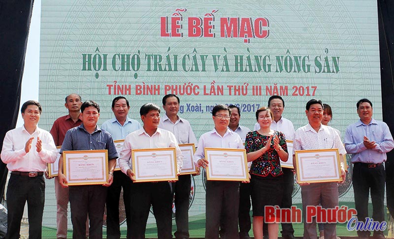 Bế mạc hội chợ trái cây và hàng nông sản tỉnh