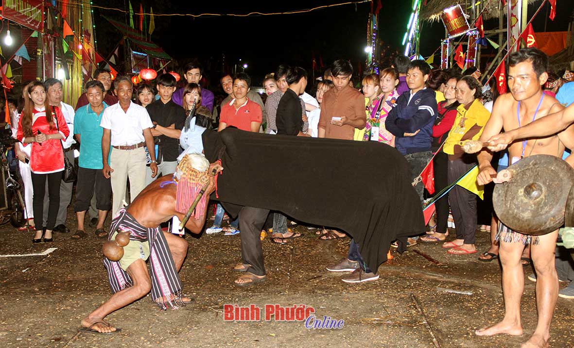 Lễ hội đâm trâu được các nghệ nhân xã Lộc Thiện tái hiện sinh động tại liên hoan