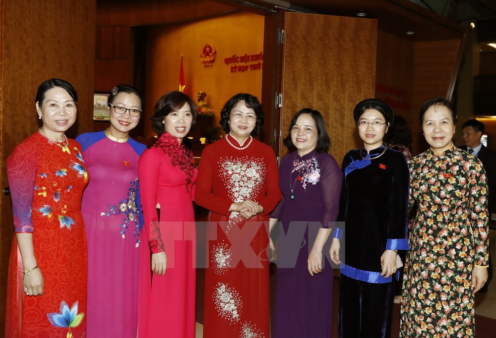Phó Chủ tịch nước Đặng Thị Ngọc Thịnh với các nữ đại biểu Quốc hội tham dự phiên khai mạc. (Ảnh: Thống Nhất/TTXVN)