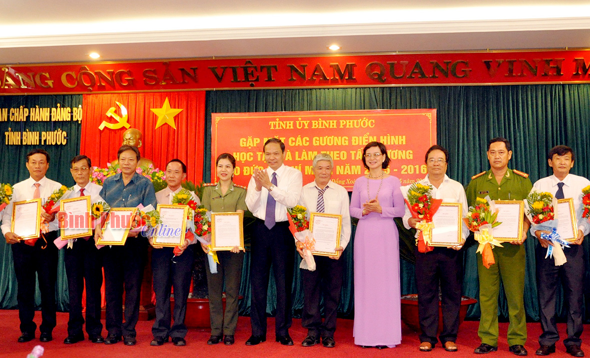 Lãnh đạo tỉnh tặng hoa tuyên dương các gương điển hình học tập và làm theo tấm gương đạo đức Hồ Chí Minh năm 2015-2016