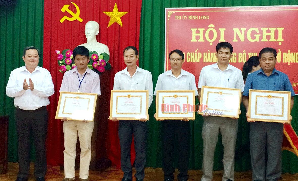 B&iacute; thư Thị ủy Nguyễn Minh Hợi trao giấy khen cho c&aacute;c tổ chức cơ sở Đảng đạt trong sạch, vững mạnh năm 2016