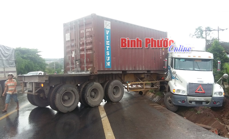 Mưa lớn, xe container mất lái trên QL14