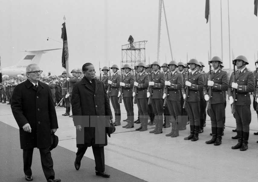 Tổng B&iacute; thư L&ecirc; Duẩn thăm Cộng h&ograve;a D&acirc;n chủ Đức (15/10/1975). (Ảnh: Tư liệu TTXVN)