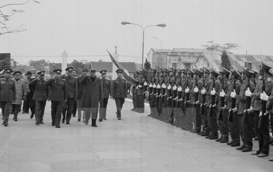 Tổng B&iacute; thư L&ecirc; Duẩn thăm Qu&acirc;n chủng Ph&ograve;ng kh&ocirc;ng-Kh&ocirc;ng qu&acirc;n, nh&acirc;n kỷ niệm 10 năm Chiến thắng