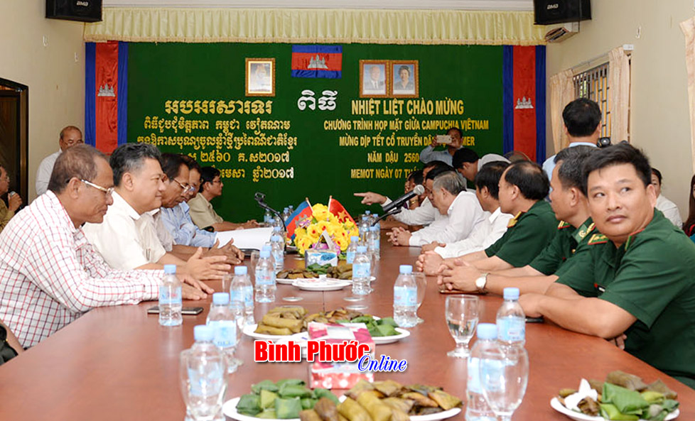 Lãnh đạo huyện Hớn Quản và thị xã Bình Long chúc tết tại huyện Mi Mốt