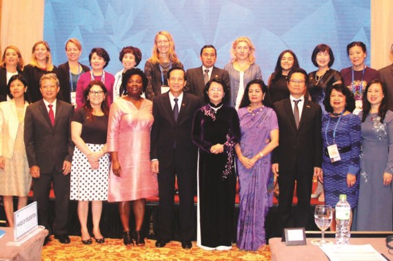 Ph&oacute; Chủ tịch nước Đặng Thị Ngọc Thịnh c&ugrave;ng c&aacute;c đại biểu tham dự&nbsp;Đối thoại c&ocirc;ng - tư  về Phụ nữ v&agrave; Kinh tế APEC