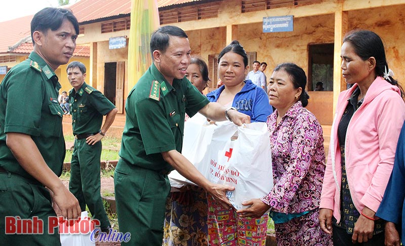 500 phần quà tặng nhân dân xã Choam Karavien