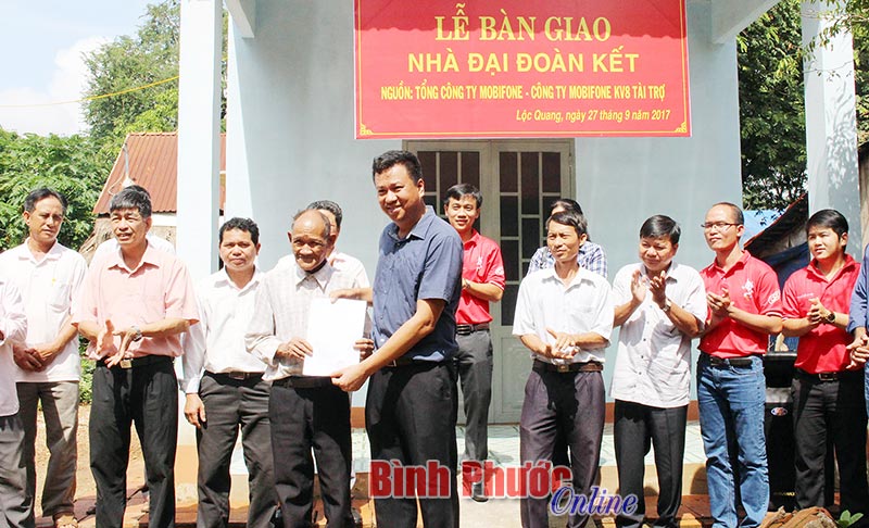 Bàn giao nhà đại đoàn kết cho hộ nghèo xã Lộc Quang