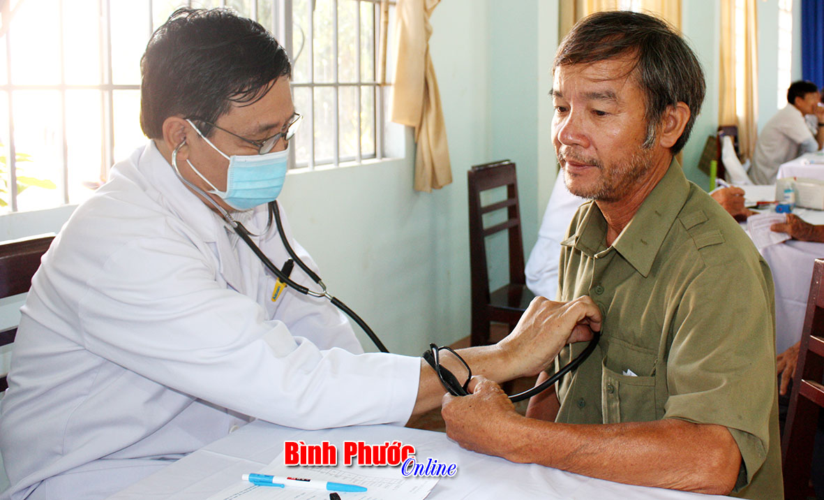 Bác sĩ khám bệnh cho người dân xã Lộc Hòa