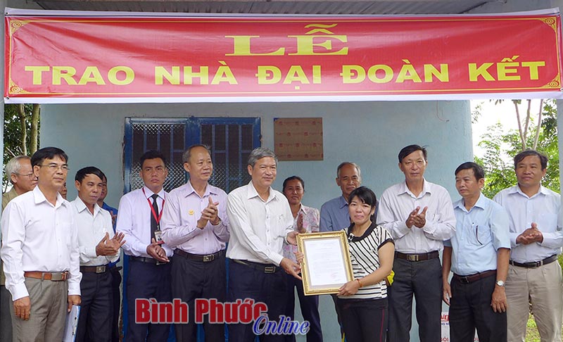 Đồng Xoài trao 3 nhà đại đoàn kết cho người nghèo