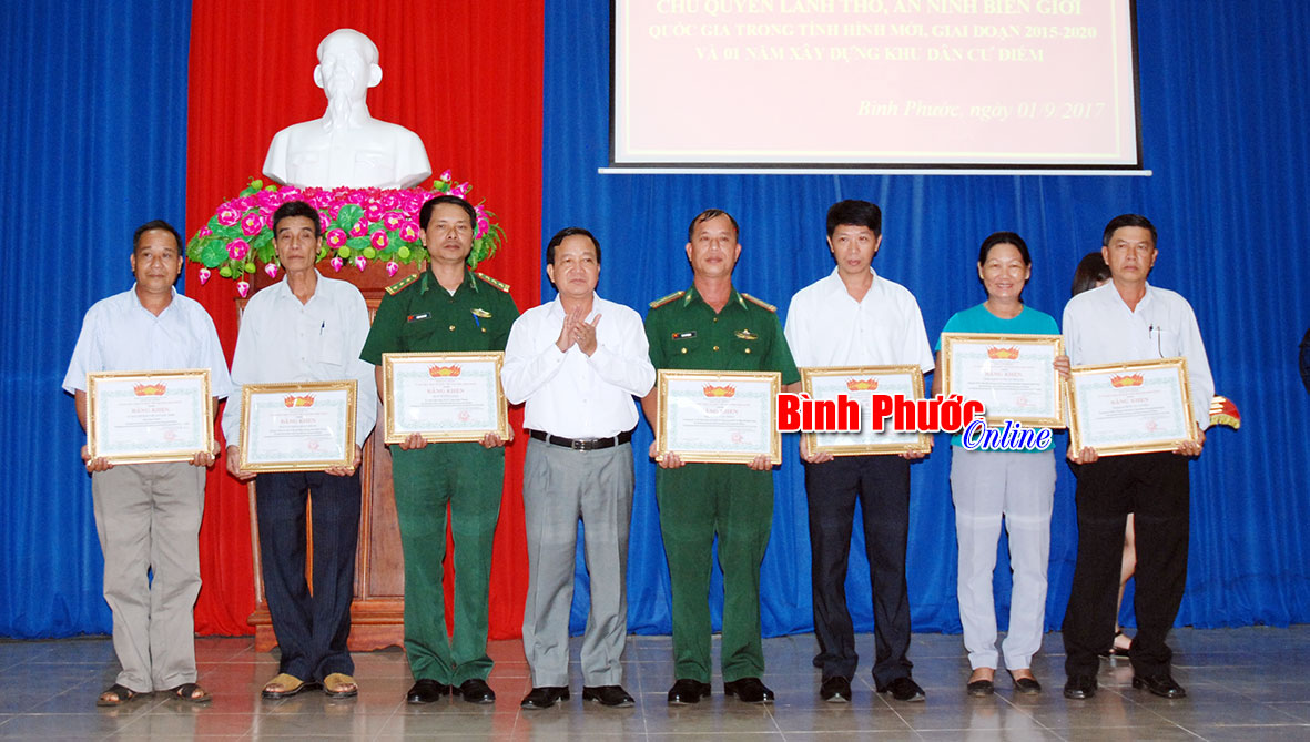 C&aacute;c tập thể, c&aacute; nh&acirc;n nhận bằng khen của MTTQ Việt Nam tỉnh tại hội nghị