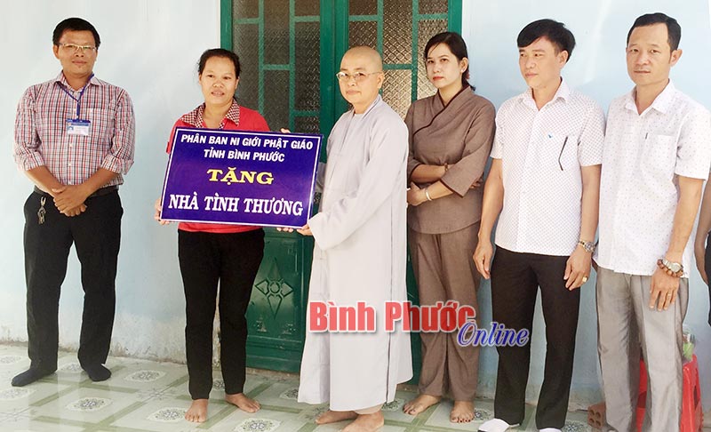 Tặng nhà tình thương cho chị Lục Thị Phương