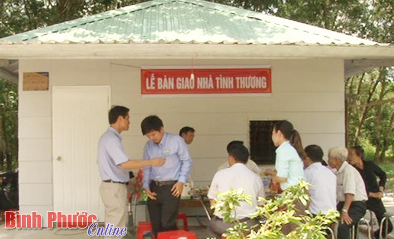 Trao 1 căn nhà tình thương lắp ghép