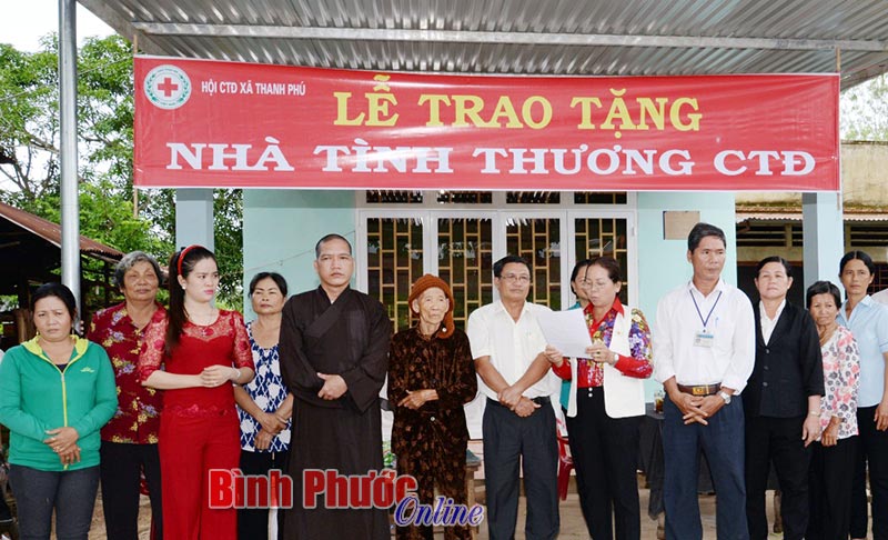 Trao nhà tình thương cho hộ nghèo