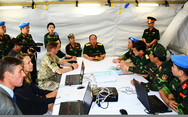 Từ ngày 6-23/9/2017, Trung tâm Gìn giữ hòa bình Việt Nam phối hợp cùng Bệnh viện Quân y 175 và các cơ quan liên quan của Bộ Quốc phòng Việt Nam tổ chức chương trình huấn luyện thực hành trên bộ trang bị Bệnh viện dã chiến cấp 2 số 1, mô hình bệnh viện dã chiến đầu tiên của Việt Nam dự kiến sẽ triển khai tham gia hoạt động gìn giữ hòa bình Liên hợp quốc tại Phái bộ Nam Sudan vào năm 2018. (Ảnh: TTXVN)