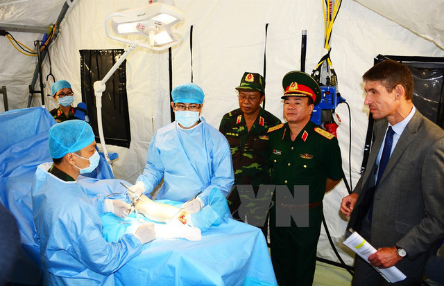 Từ ngày 6-23/9/2017, Trung tâm Gìn giữ hòa bình Việt Nam phối hợp cùng Bệnh viện Quân y 175 và các cơ quan liên quan của Bộ Quốc phòng Việt Nam tổ chức chương trình huấn luyện thực hành trên bộ trang bị Bệnh viện dã chiến cấp 2 số 1, mô hình bệnh viện dã chiến đầu tiên của Việt Nam dự kiến sẽ triển khai tham gia hoạt động gìn giữ hòa bình Liên hợp quốc tại Phái bộ Nam Sudan vào năm 2018. (Ảnh: TTXVN)