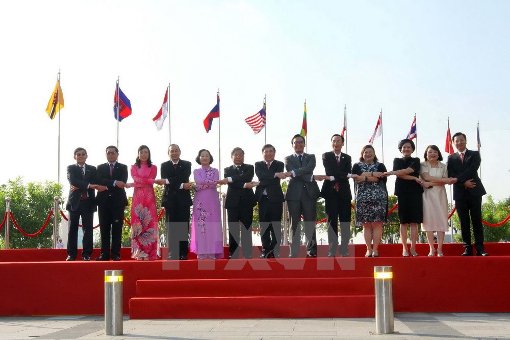 Chủ tịch UBND TP.Hồ Ch&iacute; Minh Nguyễn Th&agrave;nh Phong với Tổng l&atilde;nh sự c&aacute;c nước ASEAN c&ugrave;ng c&aacute;c đại biểu. (Ảnh: Thanh Vũ/TTXVN)