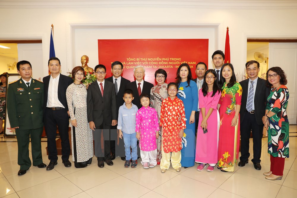 Tổng Bí thư Nguyễn Phú Trọng chụp ảnh chung với cán bộ , nhân viên Đại sứ quán , đại diện cộng đồng Việt Nam