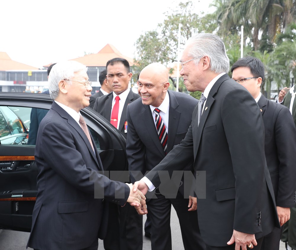 Bộ trưởng Bộ Thương mại Indonesia Enggartiasto Lukita và một số quan chức đón Tổng Bí thư Nguyễn Phú Trọng tại sân bay Quốc tế Soekarno-Hatta