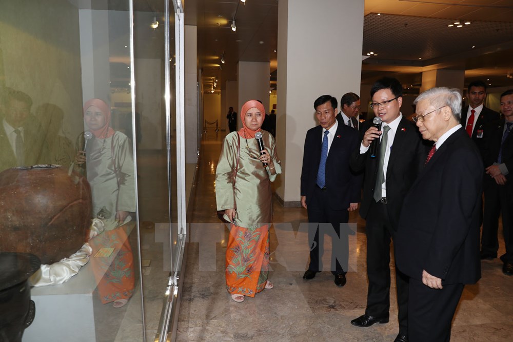 Tổng Bí thư Nguyễn Phú Trọng đến thăm Bảo tàng Quốc gia Indonesia