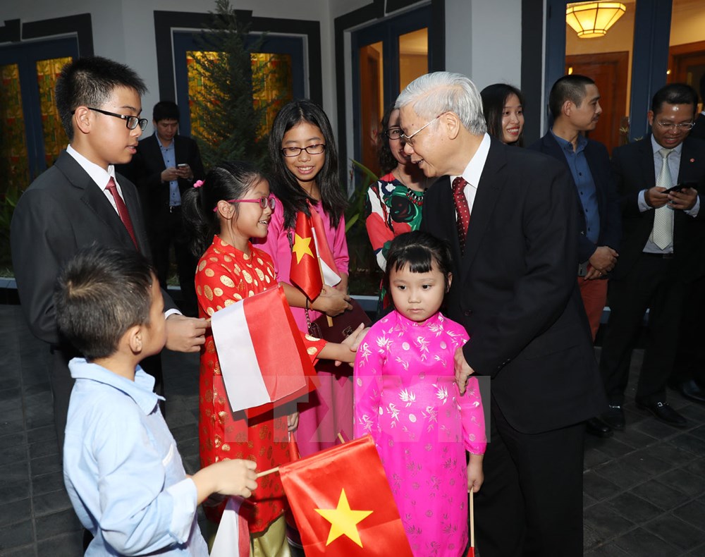 Tổng Bí thư Nguyễn Phú Trọng với con em cán bộ , nhân viên Đại sứ quán, đại diện cộng đồng Việt Nam