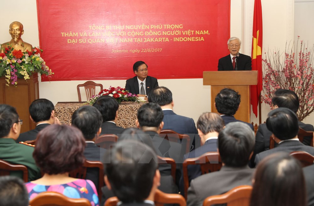 Tổng Bí thư Nguyễn Phú Trọng đến thăm và nói chuyện với cán bộ , nhân viên Đại sứ quán và Phái đoàn Việt Nam tại ASEAN, đại diện cộng đồng và doanh nghiệp Việt Nam
