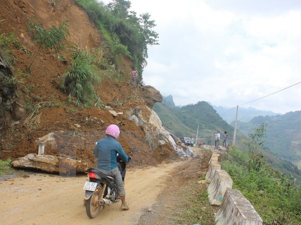 Mưa lũ và sạt lở đất làm 12 người chết, thiệt hại trên 20 tỷ đồng