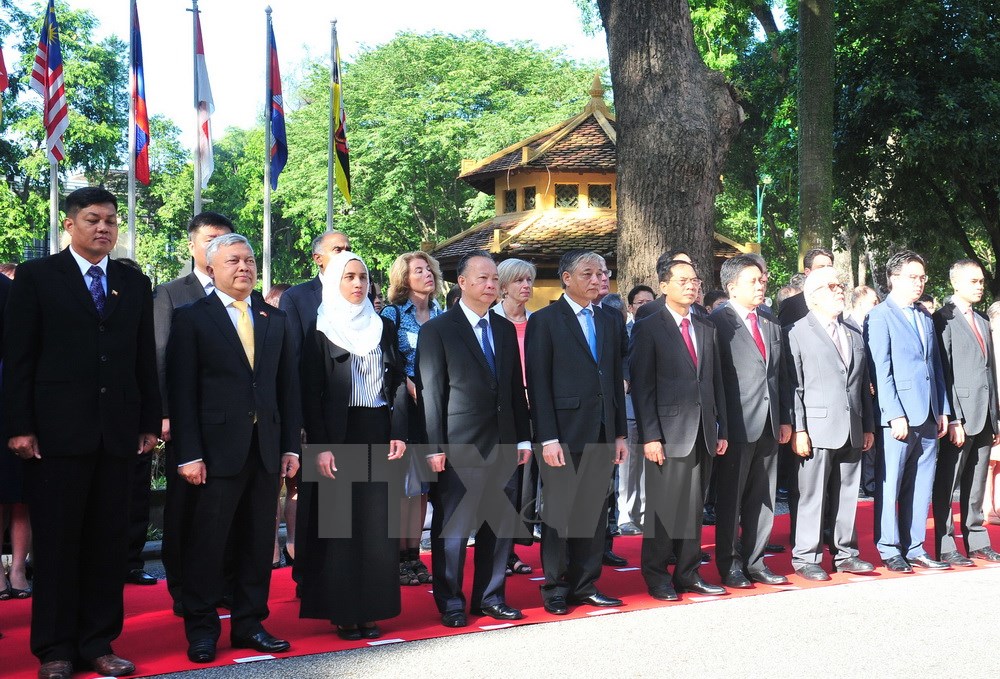 Thứ trưởng Thường trực Bộ Ngoại giao B&ugrave;i Thanh Sơn ph&aacute;t biểu tại lễ thượng cờ tại trụ sở Bộ Ngoại giao. (Ảnh: Nguyễn Khang/TTXVN)
