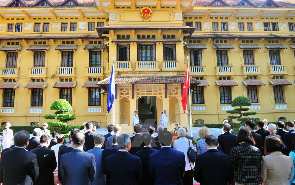 C&aacute;c đại biểu tham dự lễ thượng cờ tại trụ sở Bộ Ngoại giao. (Ảnh: Nguyễn Khang/TTXVN)