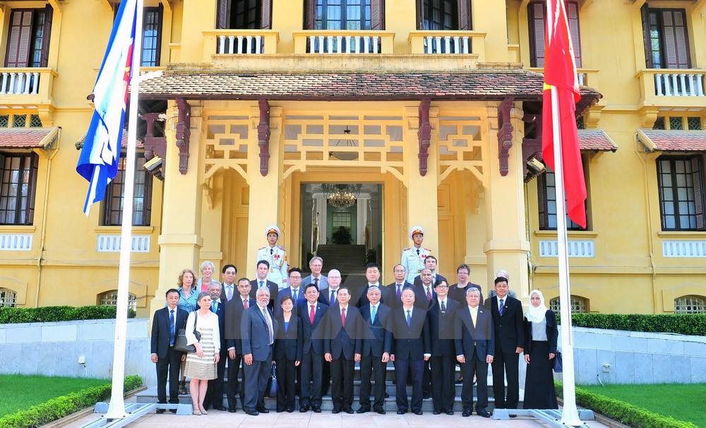 C&aacute;c đại biểu tham dự lễ thượng cờ tại trụ sở Bộ Ngoại giao. (Ảnh: Nguyễn Khang/TTXVN)