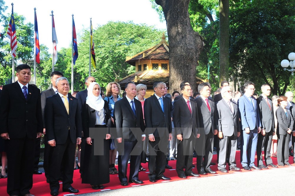 C&aacute;c đại biểu tham dự lễ thượng cờ tại trụ sở Bộ Ngoại giao. (Ảnh: Nguyễn Khang/TTXVN)