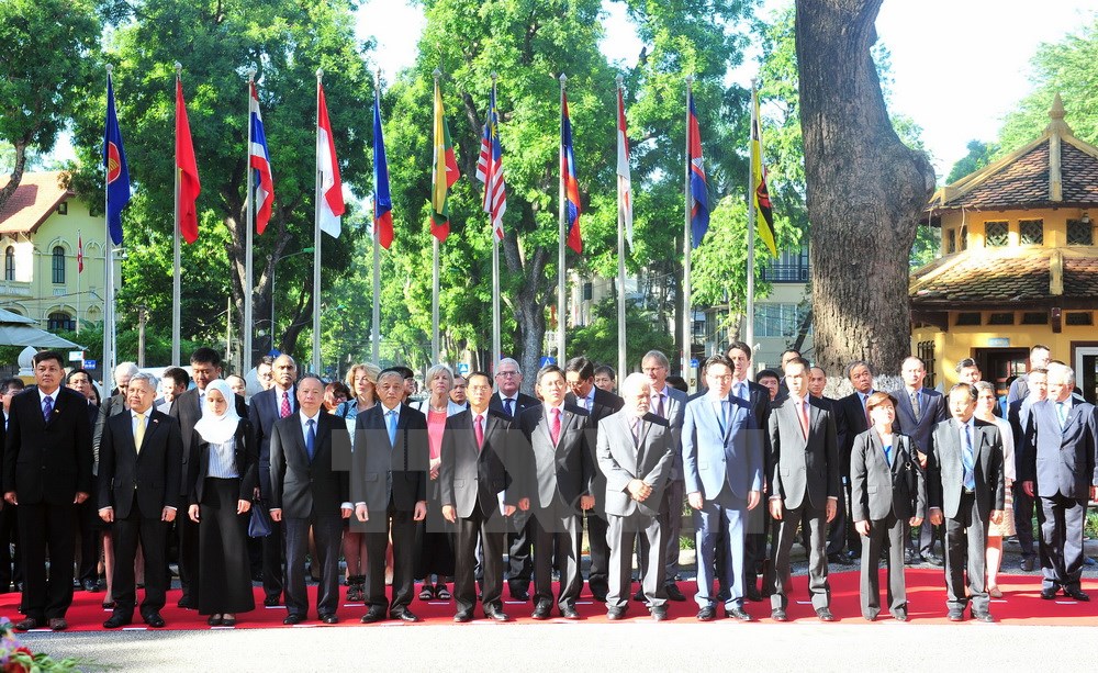 C&aacute;c đại biểu tham dự lễ thượng cờ tại trụ sở Bộ Ngoại giao. (Ảnh: Nguyễn Khang/TTXVN)