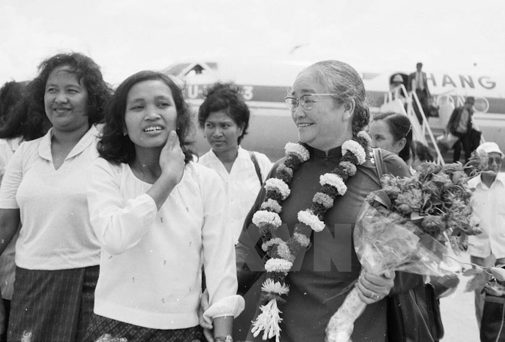 Đồng ch&iacute; Nguyễn Thị Định, Uỷ vi&ecirc;n Trung ương Đảng, Chủ tịch Hội Li&ecirc;n hiệp Phụ nữ Việt Nam sang dự Hội nghị Thi đua '5 tốt' to&agrave;n quốc lần thứ nhất của Hội Phụ nữ Campuchia (28/2/1985). (Ảnh: Tư liệu TTXVN)