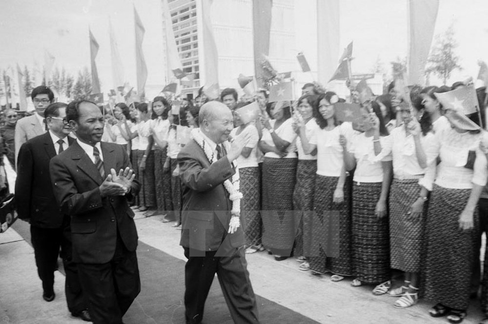 Chủ tịch Quốc hội Campuchia Heng Samrin đ&oacute;n Chủ tịch Hội đồng Nh&agrave; nước Trường Chinh sang thăm ch&iacute;nh thức Campuchia, th&aacute;ng 6/1985. (Ảnh: Tư liệu TTXVN)